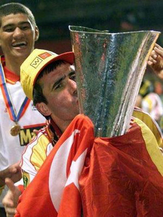 Hagi with the 2000 UEFA Cup trophy. 